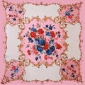 Foulard en satin 90x90cm rose et beige avec volutes baroques dorées et motifs roses - Style Rose Vif