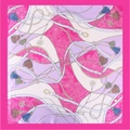 Détails d'un foulard carré en satin avec des chaînes dorées et motifs floraux - Rouge Rose