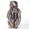 Eleganter dunkelblauer Satin-Kopftuch mit Paisley-Blumenmuster und seidigem Glanz - Cashewkern