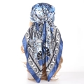 Eleganter dunkelblauer Satin-Viereckschal mit barockem Blumenmuster als Kopftuch getragen - Blaues Paisley