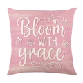 Housse de coussin rose avec typographie Bloom WITH grace et motifs de fleurs - Style Citation Bloom With Grace (JYM734-2)