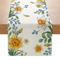 Linnen tafelloper met gele narcissen en blauwe bessen op een houten tafel - Narcis En Bes Stijl (ZQ044-2) / 33cmx180cm