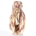 Foulard in seta satinata con stampa paisley beige e marrone legato sui capelli - Albicocca