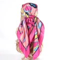 Foulard quadrato in seta satinata con stampa geometrica indossato come fascia - Rosa Rossa