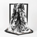 Elegante zijden sjaal 90cm met zwart-witte bloemenprint en goudkleurige bies - Zwart