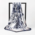 90 cm zijden sjaal met donkerblauwe bloemen- en vlinderprint en streepranden - Blauw