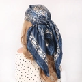 Foulard in seta satinata blu scuro con stampa paisley e pois indossato come turbante - Blu Notte