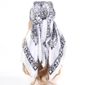 Elegante foulard quadrato in raso di seta con motivo paisley indossato come hijab da donna - Nero e Bianco Paisley