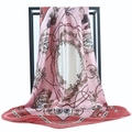 Eleganter Satin-Schal mit Vintage-Kutschenprint und roten Rändern in Rosa und Beige - 90*90cm / Rosa Vintage Kutsche