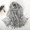Scialle leggero grigio chiaro con stampa paisley e morbide frange e nappe in cotone - Grigio chiaro