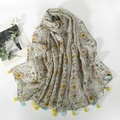 Sciarpa in voile bohémien con motivi paisley e nappine decorative per donne - verde oliva