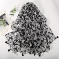Écharpe élégante à imprimé cœur noir et blanc avec glands vue sous un angle de 45 degrés - Cœur Gris Noir