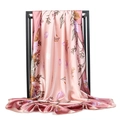 Carré de soie rose avec imprimé coquillages et algues sur un présentoir noir minimaliste - Imprimé Fleur Coquille / Fleur de Coquillage Rose