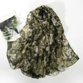 Écharpe élégante en voile avec imprimé floral vert foncé et marron toutes saisons - Fleurs Vertes