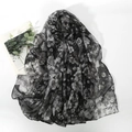 Écharpe élégante à imprimé floral noir et blanc avec texture légère et respirante - Petit Motif Floral Noir