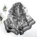 Elegante sciarpa in chiffon Toile de Jouy bianca e nera con motivi di bosco e animali - 160x50cm / Motivo Giungla Nero