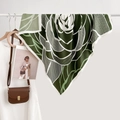 Elegante foulard in twill 90cm verde smeraldo a fiori con vestito bianco e borsa in pelle - 90x90cm (Foulard in Diagonale Antiscivolo) / Fiore di rosa - Verde
