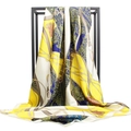 Détail d'un foulard en soie de 90cm avec motif de chaîne baroque jaune et bleu marine - Chaîne à Gland Jaune