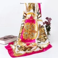 Carré de soie en satin luxueux avec imprimés baroques magenta et motifs médaillons dorés - Rouge Rose