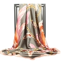 Élégant carré de soie 90x90cm gris avec imprimés plumes et chaînes dorées chic - 90*90cm / Chaîne Gris Rose