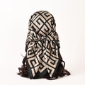 Foulard carré en satin soyeux avec motif de labyrinthe géométrique noir et doré - Noir (S216)