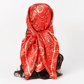 Carré de soie satinée rouge avec motifs de chaînes dorées et anneau gravé Paris - Rouge (S212)