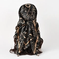 Carré de soie noir avec imprimé chaîne dorée porté comme un foulard chic pour femme - Noir (S212)