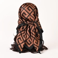 Carré de soie satinée avec imprimé labyrinthe bronze et noir porté en foulard chic - Café (S216)
