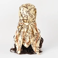 Carré en satin beige avec imprimé chaîne marron et motif Paris porté en foulard - Beige (S212)
