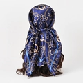 Carré de soie satiné bleu marine à motif chaîne dorée porté comme un foulard - Bleu Marine (S212)