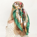 Carré de soie imprimé lettre D rétro vert émeraude et blanc crème porté en foulard de tête - Vert