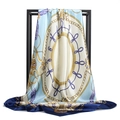 Carré de soie satiné à motif baroque violet et bleu suspendu sur un support - Baroque