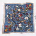 Foulard quadrato in seta blu scuro con stampa floreale e bordo kaki da 70 cm - 70cmx70cm / Blu Nebbia