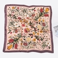 Sciarpa di seta quadrata con stampa floreale di tulipani e insetti su sfondo rosa tenue - 70cmx70cm / Gemma di Neve