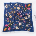 Foulard quadrato in seta blu scuro con stampa floreale e bordo bianco in posa piatta - 70cmx70cm / Blu Notte