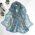 Detalle de bufanda azul de georgette con estampado de tulipanes y costuras delicadas - Tulipán Azul Claro