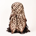 Carré en soie marron et beige avec motif grec géométrique sur un mannequin de tête - Brun Clair (S216)