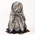 Foulard en satin élégant avec motifs géométriques gris et dorés sur un mannequin brun - Gris Clair (S216)