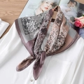 Foulard 70x70cm in raso con stampa paisley rosa e grigia annodato su camicia bianca - Grigio Cammello Chiaro (FJ292-1)