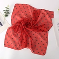 Pañuelo cuadrado de gasa roja con lunares negros, dispuesto en un elegante diseño giratorio - Rojo