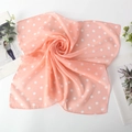 Carré de soie en mousseline rose pêche à pois présenté dans un élégant tourbillon - 65x65cm / Rose Bourgeon