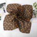 Détail macro d'un foulard en mousseline marron à pois montrant sa texture soyeuse - 65x65cm / Marron