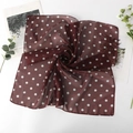 Détail du foulard carré en mousseline bordeaux à pois blancs sur fond blanc épuré - 65x65cm / Café Blanc
