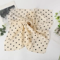 Gros plan du foulard en mousseline beige à pois montrant la texture délicate du tissu - 65x65cm / Beige