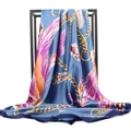 Carré de soie 90x90cm bleu roi avec motif plume et chaîne dorée suspendu sur cadre - 90*90cm / Plume Bleu Brume