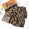 Eleganter Satin Seidenschal mit Leopardenmuster 70cm und stilvoller Geschenkbox - Leopardenmuster