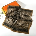 Eleganter quadratischer Seidenschal mit Leopardenmuster und braunem Rand in 45-Grad-Ansicht - Klassisches Braunes Leopardenmuster
