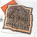 Dettaglio di un foulard di seta con stampa leopardata su sfondo di tessuto bianco - Stile Leopardo 2