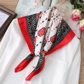 Foulard in raso con stampa geometrica rossa, bianca e nera su colletto di camicia - Bordo Rosso Geometrico (FJ299-1)