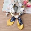 Foulard quadrato 70x70cm in seta sintetica con stampa geometrica gialla e blu navy - Bordo Giallo Geometrico (FJ299-2)